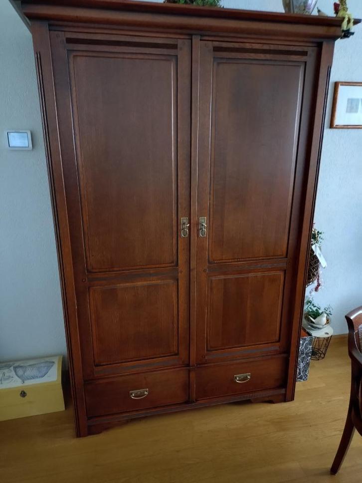 Mooie 2 deurs kast met 2 lades en veel bergruimte, Huis en Inrichting, Kasten | Overige, Zo goed als nieuw, Ophalen