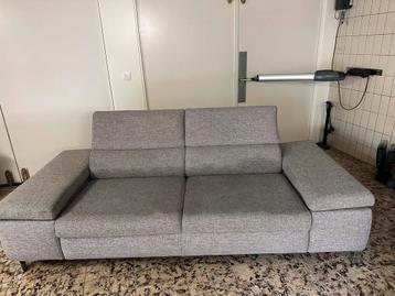 Mooie Grijze bank met verstelbare rug/armleuningen beschikbaar voor biedingen