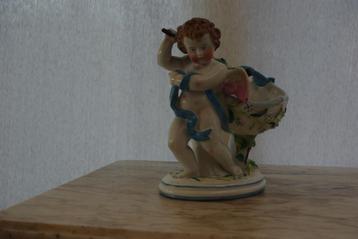 Engel met mandje beschikbaar voor biedingen