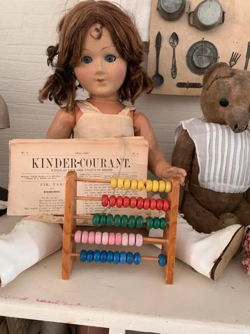 Een klein oud poppen houten telraampje beschikbaar voor biedingen