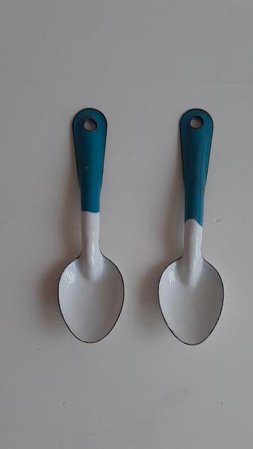 Twee fransblauw emaiile lepels beschikbaar voor biedingen