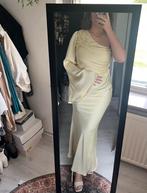 Satijnen jurk, Kleding | Dames, Gelegenheidskleding, Verzenden, Geel, Maat 42/44 (L), Nieuw