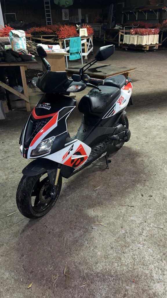 Verkopen of ruilen.Aprilla sr 50 race lc (liquid cooled), Fietsen en Brommers, Scooters | Aprilia, Zo goed als nieuw, SR 50, Tweetakt