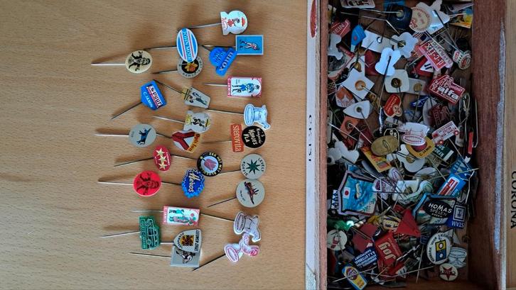 Vintage Speldjes Collectie in Corona Sigarenkist, Verzamelen, Speldjes, Pins en Buttons, Gebruikt, Speldje of Pin, Overige onderwerpen