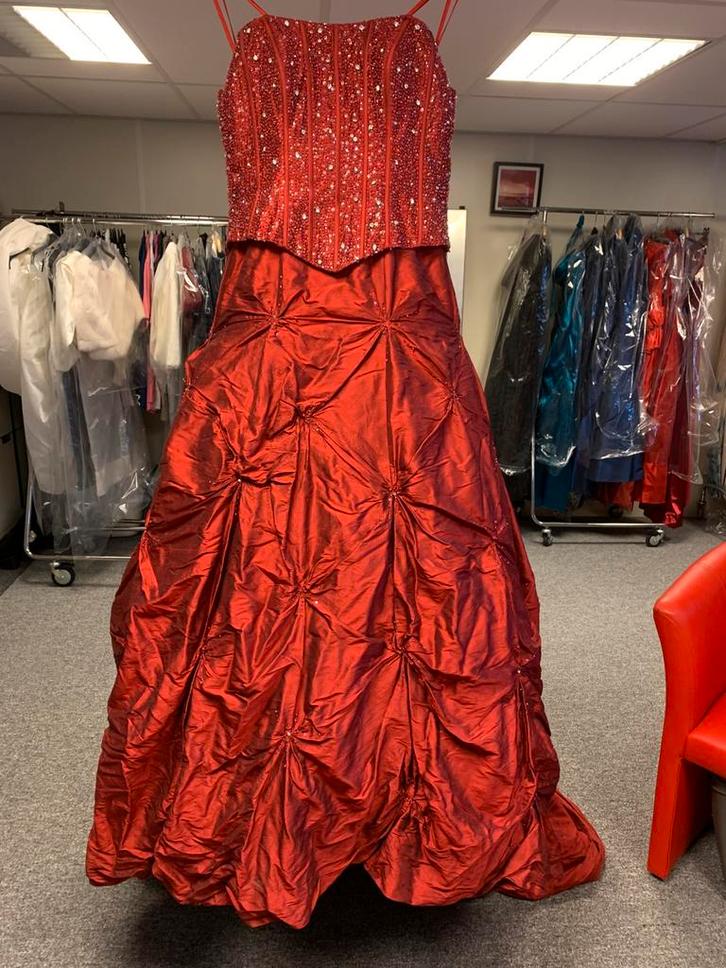 Pracht trouw jurk, Kleding | Dames, Trouwkleding en Trouwaccessoires, Zo goed als nieuw, Trouwjurk, Rood, Ophalen of Verzenden