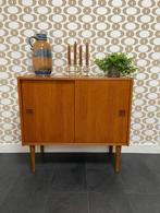 Compact vintage Deens dressoir met schuifdeuren, Huis en Inrichting, Kasten | Dressoirs, Ophalen, Teakhout, 50 tot 100 cm, 25 tot 50 cm
