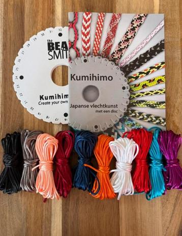 Kumihimo pakket, boek, vlechtschijf en pakket satijnkoord beschikbaar voor biedingen