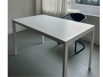 Witte eettafel in goede staat, modern en stevig beschikbaar voor biedingen