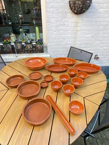 Rood/bruin aardewerk servies beschikbaar voor biedingen