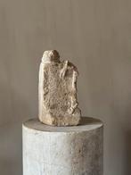 Middeleeuws kalkstenen fragment van een zittende man, Antiek en Kunst, Ophalen