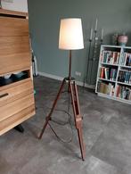 Te koop mooie staande Schemerlamp met houten driepoot, Huis en Inrichting, Lampen | Vloerlampen, Ophalen, Gebruikt, 150 tot 200 cm