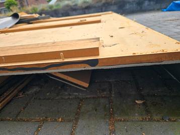 Restpartij hout +- 40m2 planken en platen beschikbaar voor biedingen