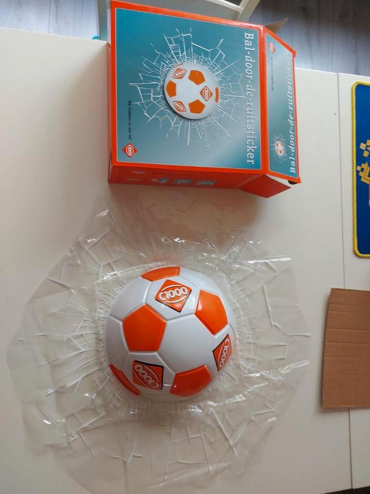 Voetbal door ruit sticker, nieuw in doos van C1000,, Verzamelen, Sportartikelen en Voetbal, Nieuw, Beeldje of Poppetje, Overige binnenlandse clubs