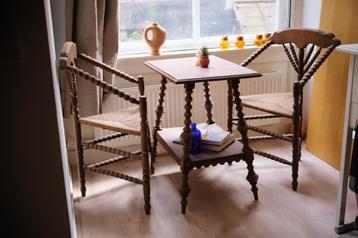 Set van 2 Edwardian Style bobbin stoelen + tafel (1976) beschikbaar voor biedingen