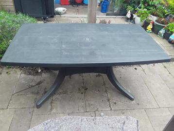 Gratis grote tuintafel  beschikbaar voor biedingen