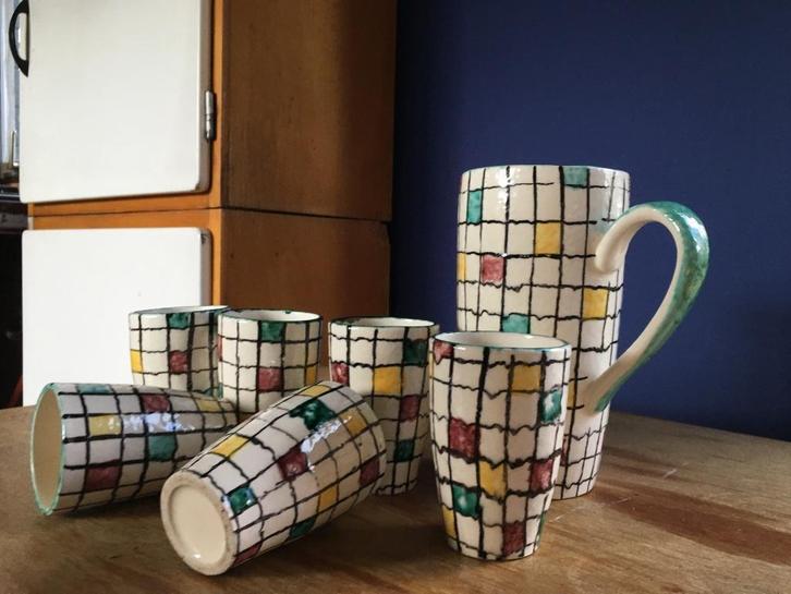 Waterkan/ Melkkan met 6 bekers, Huis en Inrichting, Keuken | Servies, Gebruikt, Overige typen, Overige stijlen, Keramiek, Ophalen of Verzenden