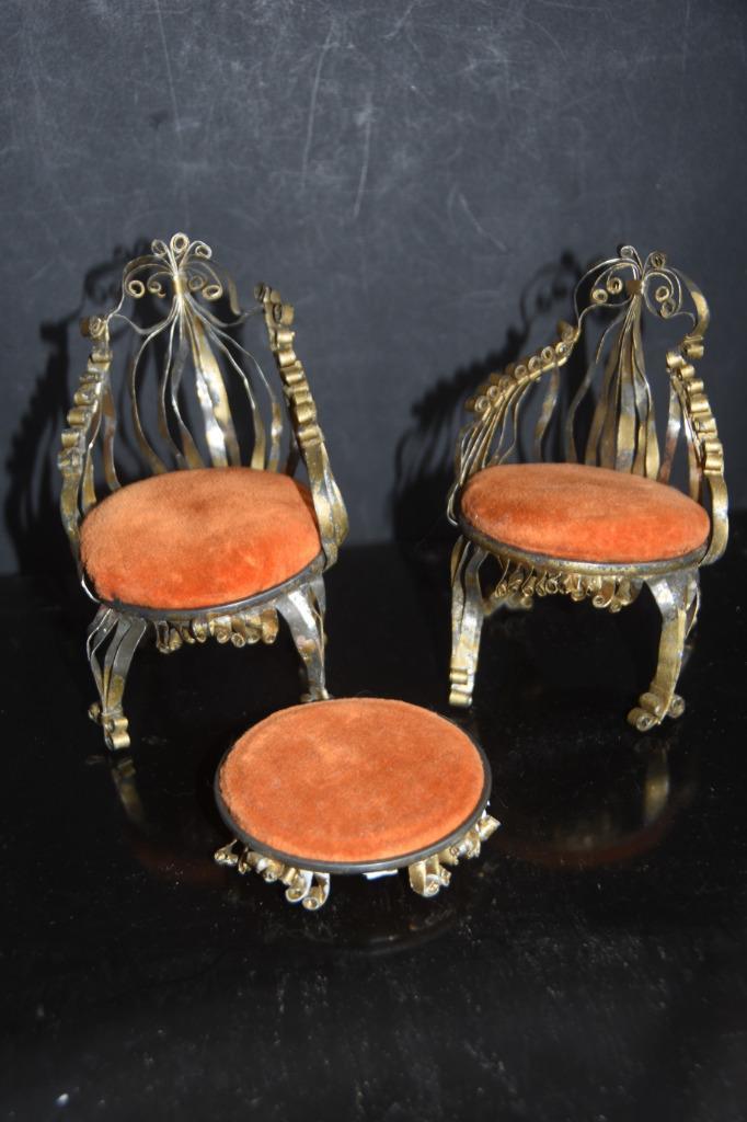 2 Brocante Poppenstoeltjes met kruk Poppenhuis Vintage, Verzamelen, Poppenhuizen en Toebehoren, Gebruikt, Decoratie, Ophalen of Verzenden