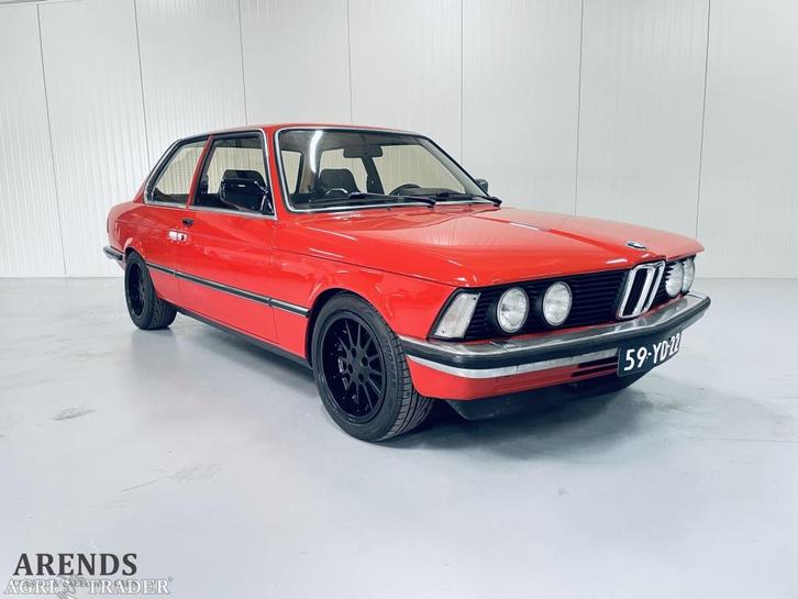 BMW 320i / 6  1977 (Restomod), Auto's, Oldtimers, Bedrijf, BMW, Benzine, Sedan, Handgeschakeld, Rood, Zwart, Stof, Achterwielaandrijving
