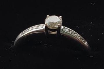 Zilveren ring met 11 zirkonia steentjes, maat 16 beschikbaar voor biedingen