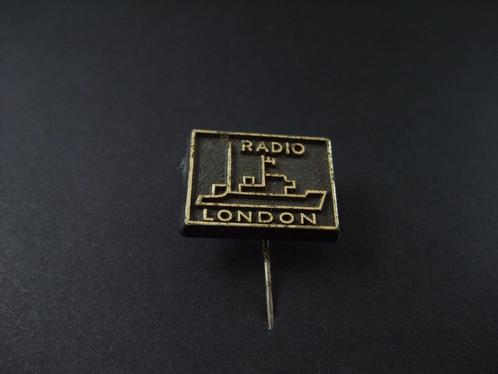 Radio London (zeezender) zwart-goudkleurig, speld, Verzamelen, Speldjes, Pins en Buttons, Gebruikt, Overige onderwerpen, Ophalen of Verzenden