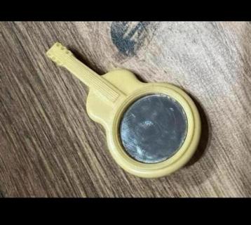 Vintage gitaar broche made w germany Kunststof 6,5-3 cm beschikbaar voor biedingen
