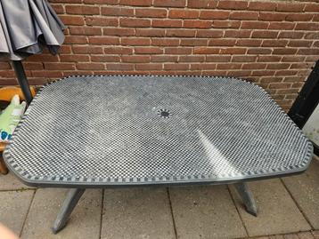 Tuintafel beschikbaar voor biedingen