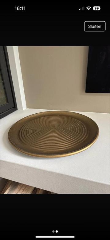 Gouden metalen plateau beschikbaar voor biedingen