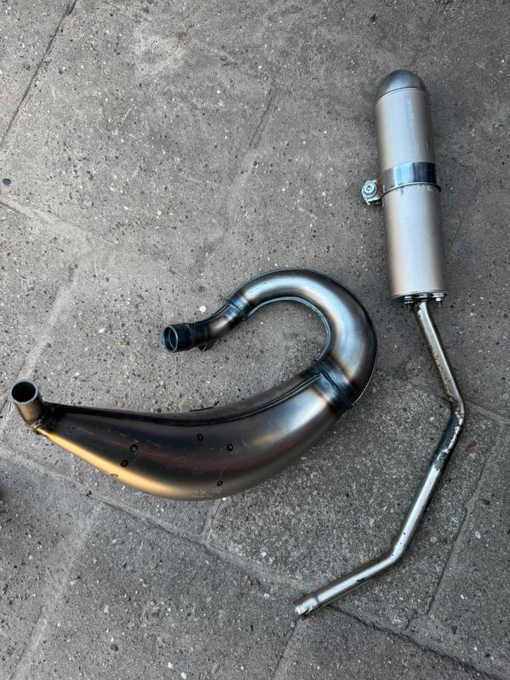 Technigas uitlaat met nieuwe bocht Derbi senda linksom, Fietsen en Brommers, Brommeronderdelen | Algemeen, Zo goed als nieuw, Uitlaat