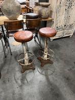 2 Oude industriele barkrukken zeer stoer, Gebruikt, Met voetsteun, 60 tot 90 cm, Ophalen of Verzenden