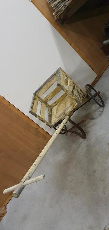 Oud houten karretje beschikbaar voor biedingen