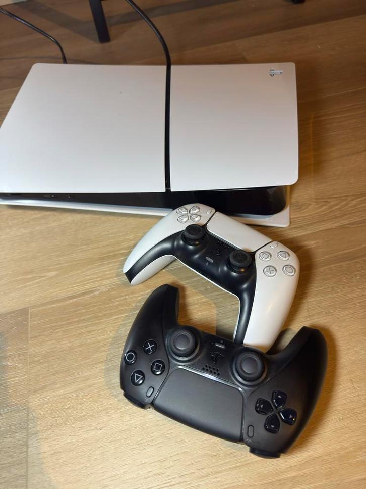 PS5 Slim Digital 1TB + 2 Controllers - Zo goed als nieuw!, Spelcomputers en Games, Spelcomputers | Sony PlayStation 5, Zo goed als nieuw