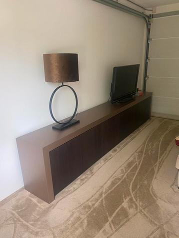 Groot en zwaar dressoir. Hotel chique beschikbaar voor biedingen
