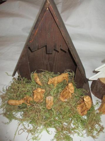 kerststal van hout met beelden compleet composiet beschikbaar voor biedingen