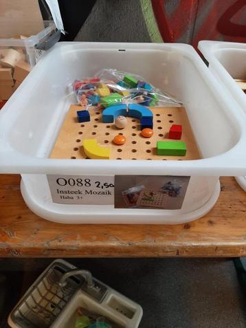 veel verschillend houten speelgoed beschikbaar voor biedingen