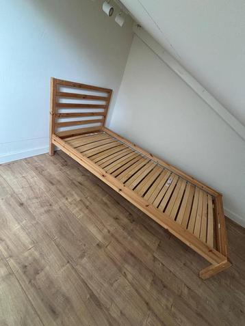 IKEA bed frame met lattenbodem zonder matras of dekbed