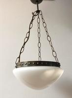 Art Deco wit opaalglazen hanglamp | jaren 50, Huis en Inrichting, Lampen | Hanglampen, 50 tot 75 cm, Ophalen of Verzenden, Zo goed als nieuw