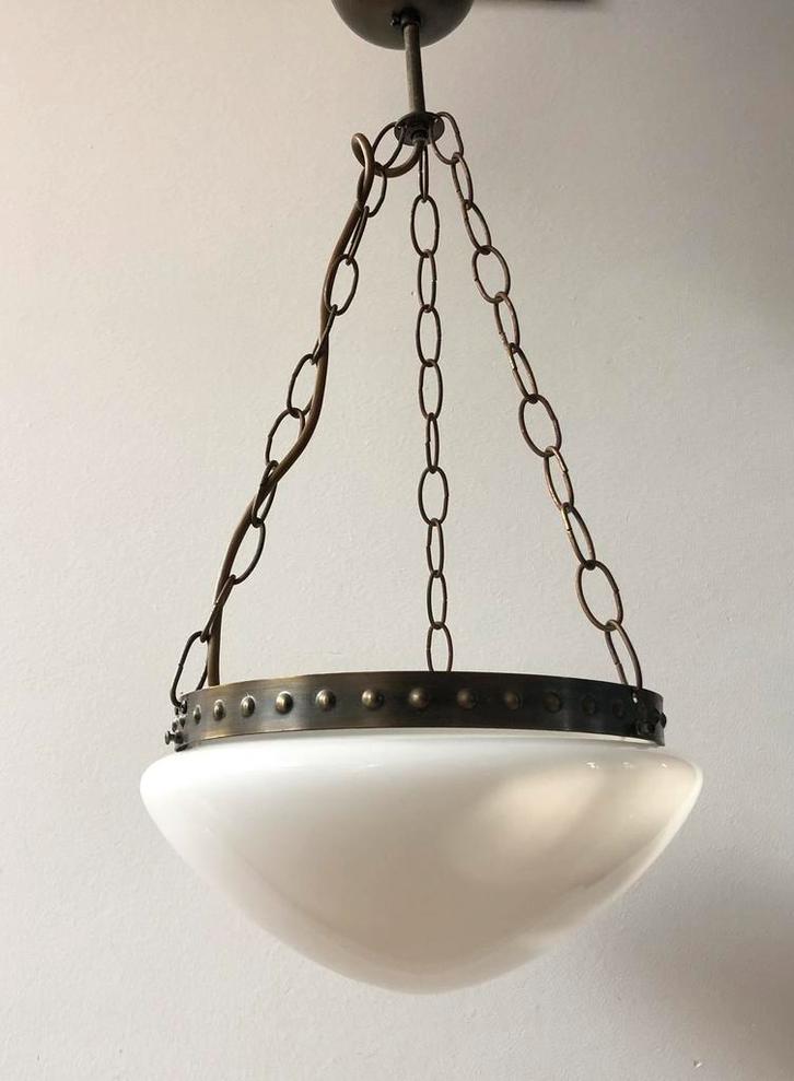 Art Deco wit opaalglazen hanglamp | jaren 50, Huis en Inrichting, Lampen | Hanglampen, Zo goed als nieuw, 50 tot 75 cm, Glas, Metaal