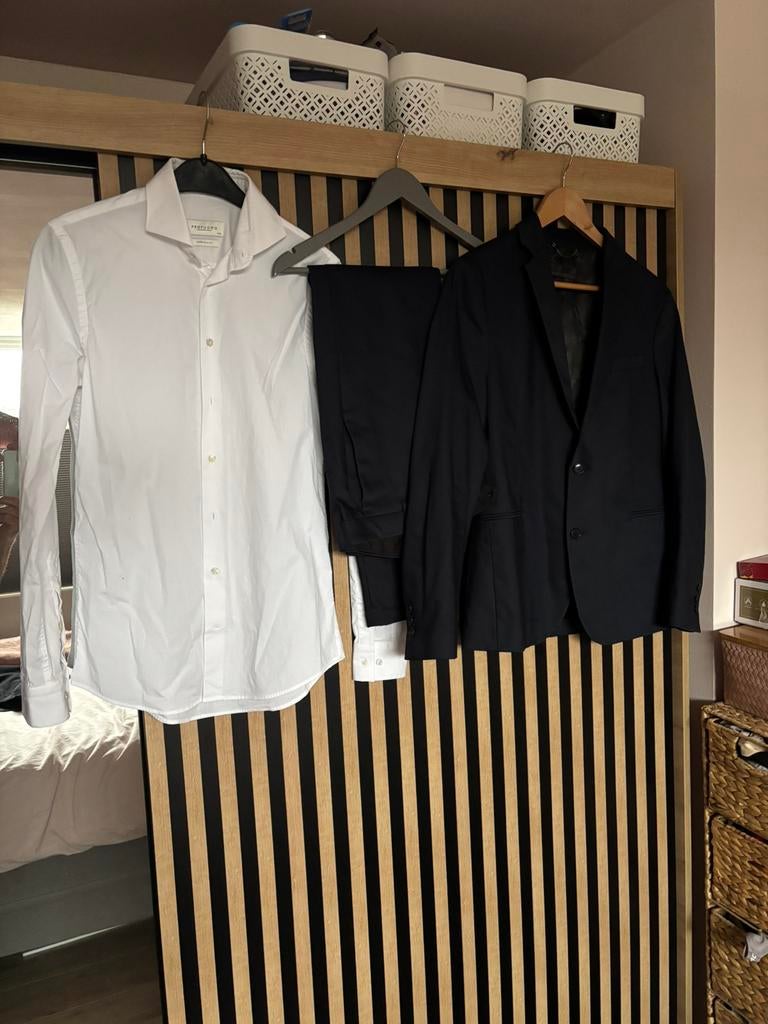 Donkerblauw pak met witte blouse, Kleding | Heren, Kostuums en Colberts, Zo goed als nieuw, Maat 46 (S) of kleiner, Blauw, Ophalen of Verzenden