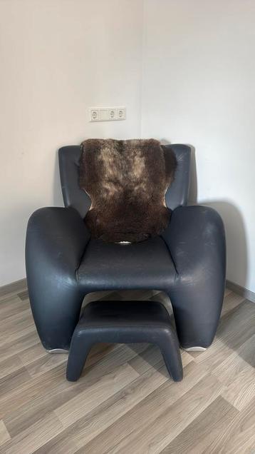 Leolux leren fauteuil met voetensteun + kleedje beschikbaar voor biedingen