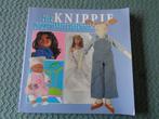 Het KNIPPIE poppenkleertjesboek, Boeken, Hobby en Vrije tijd, Nieuw, Borduren en Naaien, Ophalen of Verzenden