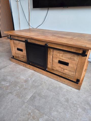 Mooie houten salontafel beschikbaar voor biedingen