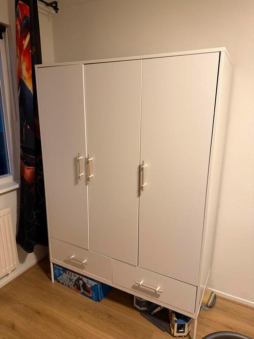 Kledingkast driedeurs wit, Huis en Inrichting, Kasten | Kledingkasten, Gebruikt, 150 tot 200 cm, 50 tot 75 cm, Met lade(s), Met deur(en)