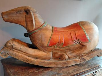 Met de hand gesneden massief houten schommelhond beschikbaar voor biedingen