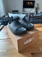 Adidas Yeezy Slide Onyx Maat 42, Kleding | Heren, Schoenen, Slippers, Zwart, Ophalen of Verzenden, Zo goed als nieuw