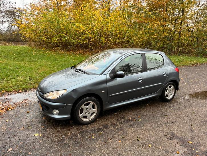 Peugeot 206 1.4 5D 2006 Grijs, Auto's, Peugeot, Particulier, Benzine, C, Hatchback, Handgeschakeld, Origineel Nederlands, Zilver of Grijs