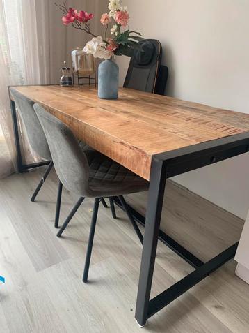 Eettafel  beschikbaar voor biedingen