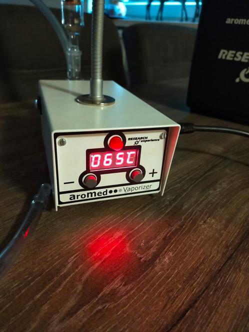 Aromed 4.0 vaporizer White Liner editie., Verzamelen, Rookartikelen, Aanstekers en Luciferdoosjes, Zo goed als nieuw, Overige typen