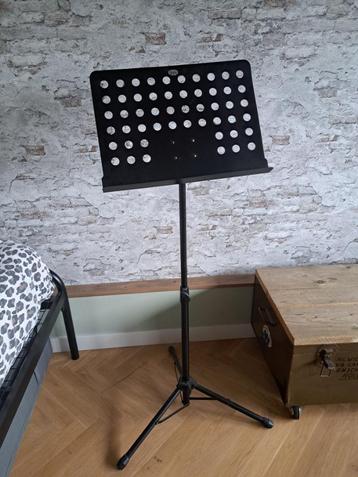 Muziekstandaard beschikbaar voor biedingen