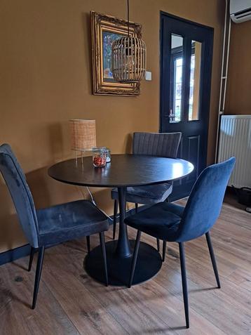 Zwarte ronde Jysk eettafel met 3 stoelen beschikbaar voor biedingen