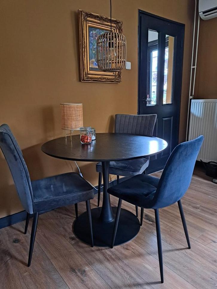 Zwarte ronde Jysk eettafel met 3 stoelen, Huis en Inrichting, Tafels | Eettafels, Gebruikt, 50 tot 100 cm, 50 tot 100 cm, Drie personen